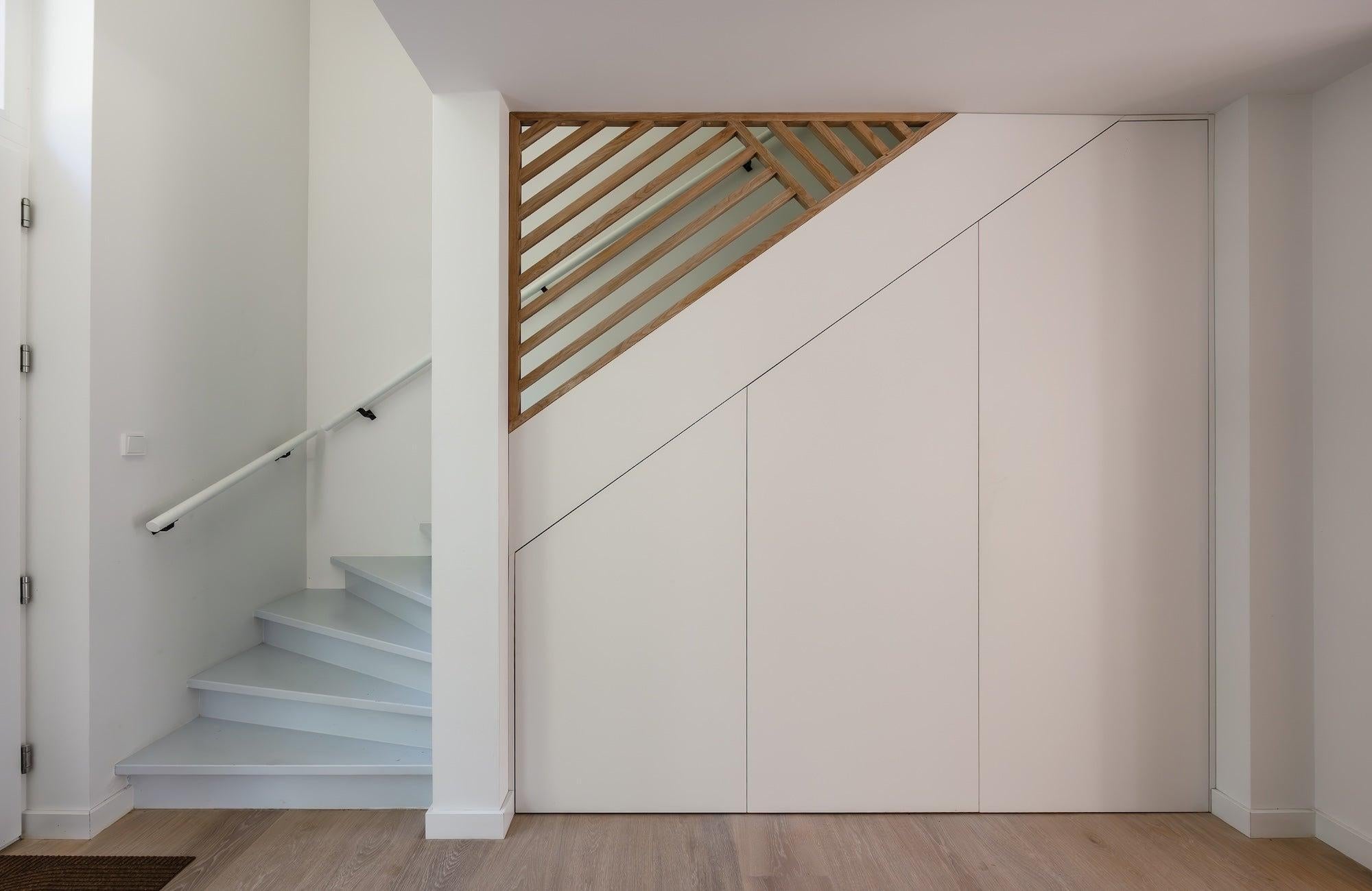 Maatwerk aftimmering onder trap met verborgen opbergruimte-WITTEVEEN MEUBEL & INTERIEURBOUW-aftimmering onder trap,maatwerk interieurbouw,maatwerk kast onder trap,opbergruimte onder trap,slimme opbergoplossing,trapkast op maat-OBLY