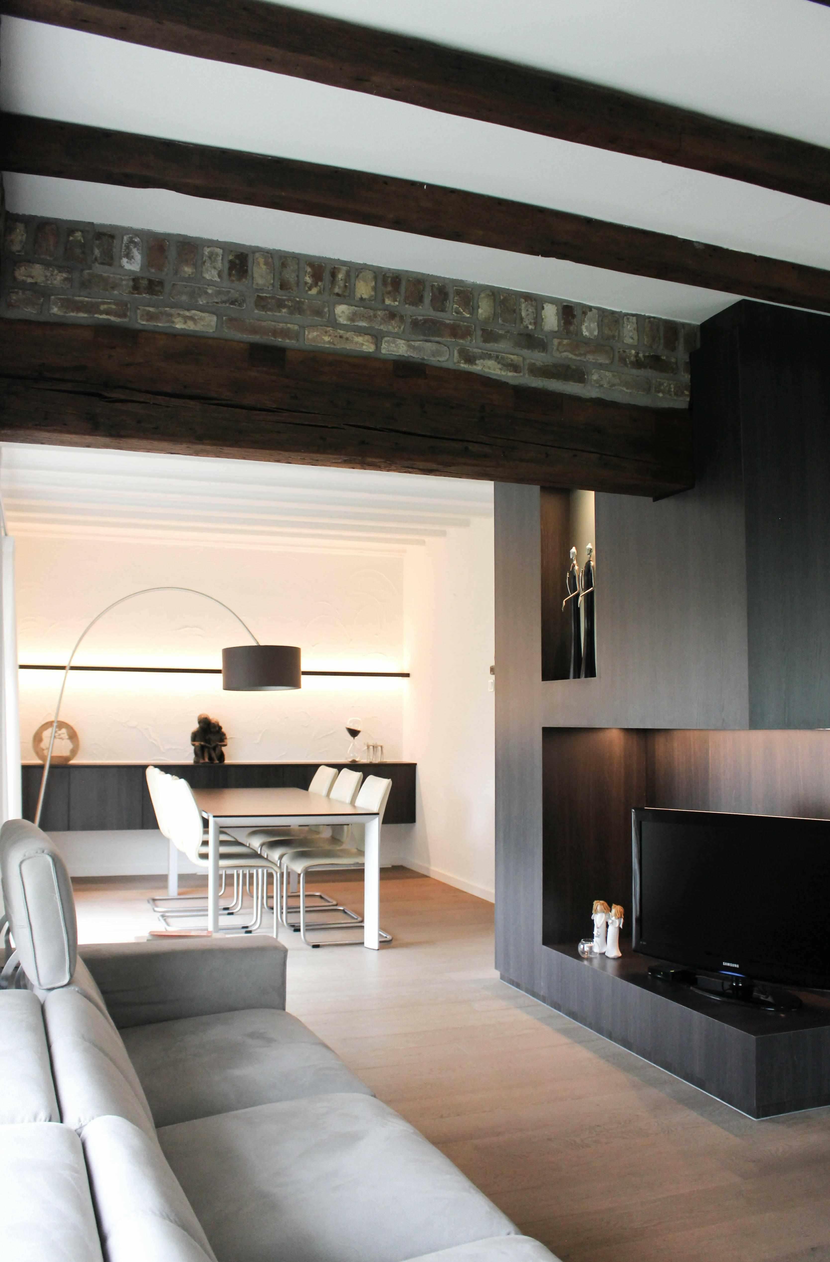 Maatwerk als finishing touch-ELKE SPECK INTERIEURONTWERP-champagnekleurige afwerking,eyecatcher woonkamer,finishing touch interieur,luxe woonkamerinrichting,maatwerk dressoir,maatwerk interieurdetails,moderne woningverbouwing,sfeervolle verlichting,stijlvolle opbergruimte,Woonkamer-Maatwerk als finishing touch -OBLY