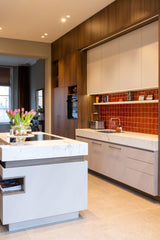 Maatwerk designkeuken met warm hout en natuursteen-Hout en Vorm-design keuken,interieur keuken design,Keuken,maatwerk keuken,natuursteen werkblad-Maatwerk designkeuken met hout en natuursteen-OBLY