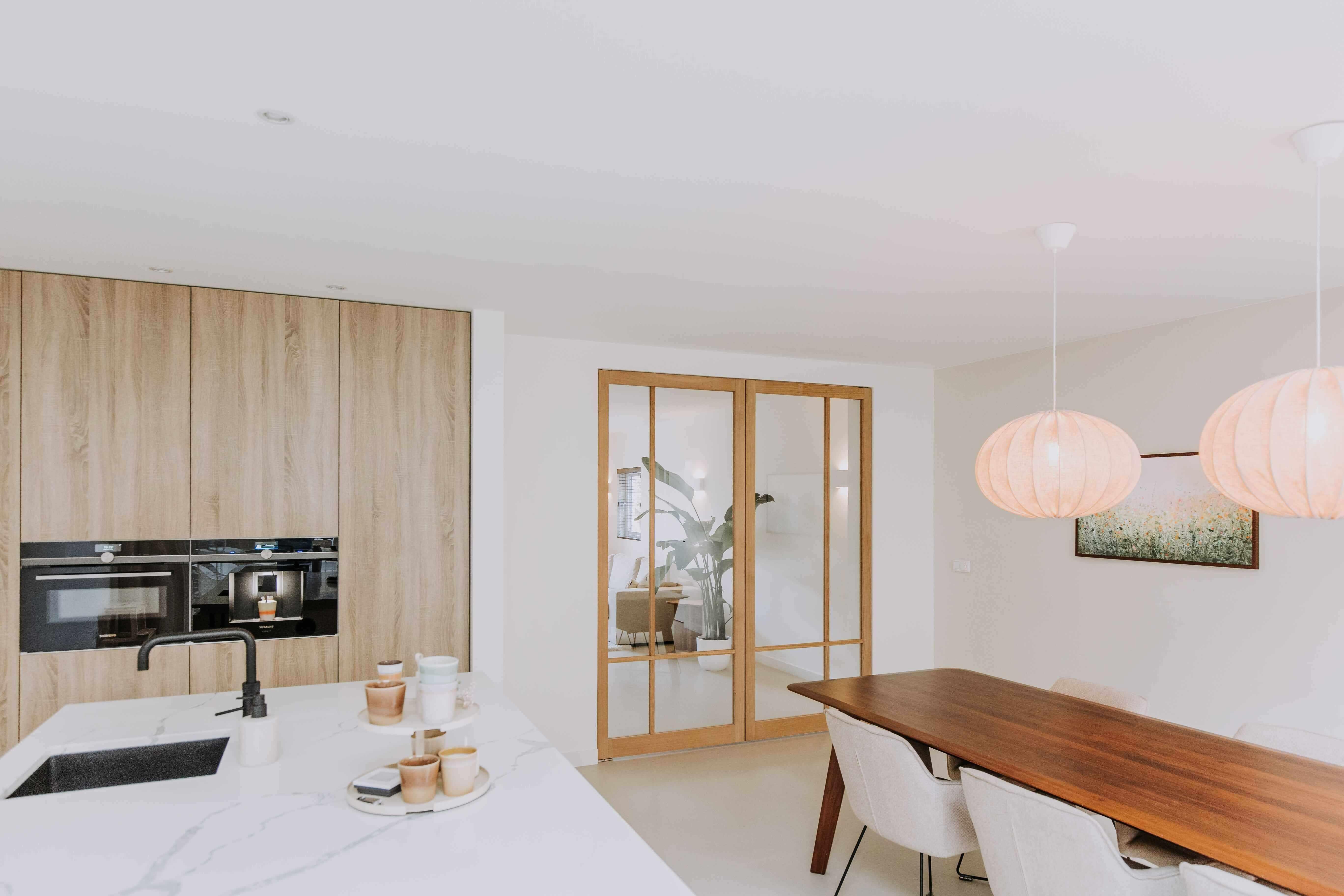 Maatwerk eiken taatsdeuren-INDU DOORS-binnendeuren,eikenhout,minimalistisch design,moderne deuren,Woonkamer-Eiken taatsdeuren in modern interieur -OBLY