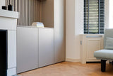 Maatwerk interieur met houten lattenwand en haard-studio stylez-design-interieur,eiken-vloer,haardombouw,houtaccenten,houten-lattenwand,interieur-op-maat,lattenwand,maatwerk-interieur,maatwerk-kastenwand,moderne-woning,visgraat-vloer,Woonkamer-Maatwerk interieur met houten lattenwand-OBLY