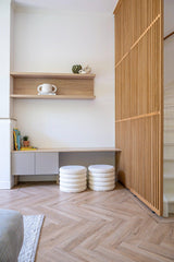 Maatwerk interieur met houten lattenwand en haard-studio stylez-design-interieur,eiken-vloer,haardombouw,houtaccenten,houten-lattenwand,interieur-op-maat,lattenwand,maatwerk-interieur,maatwerk-kastenwand,moderne-woning,visgraat-vloer,Woonkamer-Maatwerk interieur met houten lattenwand-OBLY