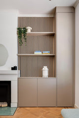 Maatwerk interieur met houten lattenwand en haard-studio stylez-design-interieur,eiken-vloer,haardombouw,houtaccenten,houten-lattenwand,interieur-op-maat,lattenwand,maatwerk-interieur,maatwerk-kastenwand,moderne-woning,visgraat-vloer,Woonkamer-Maatwerk interieur met houten lattenwand-OBLY