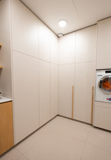 Maatwerk interieur met luxe kasten-fehres-badkamermeubel op maat,garderobekast op maat,keukenkasten op maat,maatwerk opbergruimte,maatwerkkasten,moderne woning,slaapkamerkast op maat-OBLY