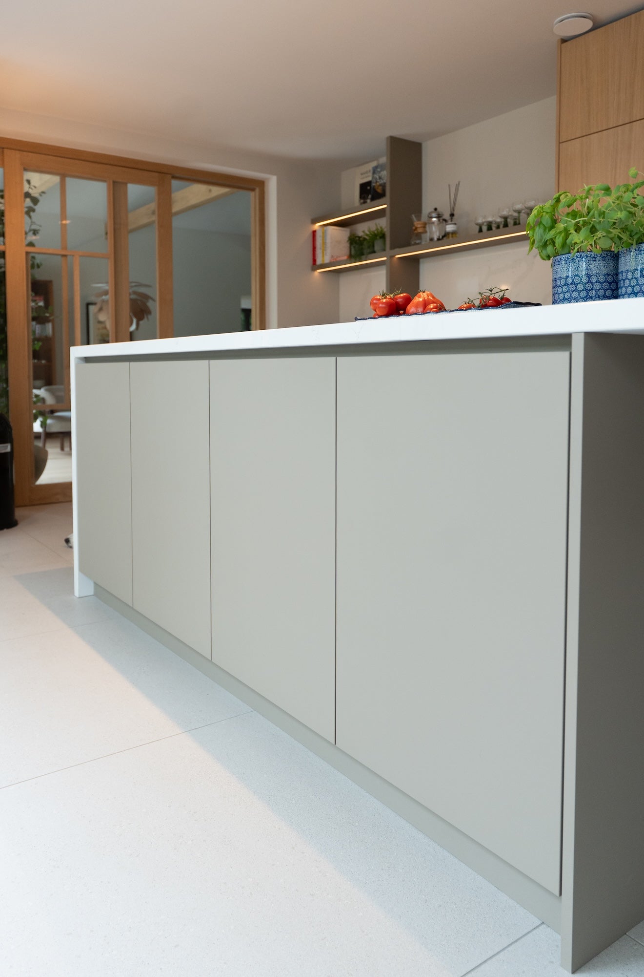 Maatwerk interieur met luxe kasten-fehres-badkamermeubel op maat,garderobekast op maat,keukenkasten op maat,maatwerk opbergruimte,maatwerkkasten,moderne woning,slaapkamerkast op maat-OBLY