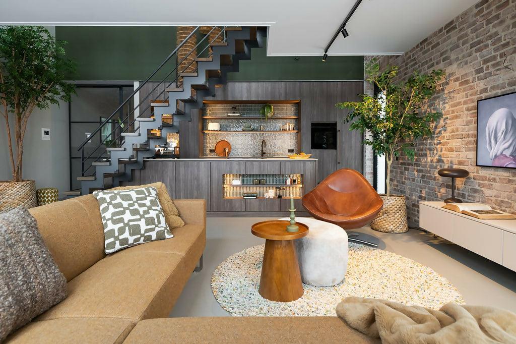 Maatwerk interieur met open keuken en trap-Nuevo Interior Design-loft,open keuken,stalen trap,Woonkamer-OBLY