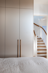 Maatwerk kasten met massief eiken details-fehres-design kast,eiken kast,interieur maatwerk,kastenwand op maat,maatwerk meubel,opbergkast op maat-Maatwerk kasten met eiken details | Fehres-OBLY