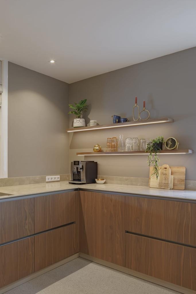 Maatwerk keuken in oude boerderij in Hierden met walnootfronten-WITTEVEEN MEUBEL & INTERIEURBOUW-boerderij keuken,HI-MACS werkblad,Hierden,maatwerk keuken,Shinnoki Frozen Walnut-Maatwerk keuken oude boerderij Hierden | Frozen Walnut-OBLY