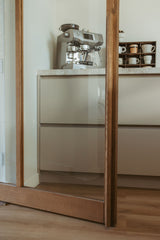 Maatwerk keuken met houten boogdeur-archidoors-Boogdeur,Boogdeur met glas,eiken,Eiken keuken,eikendesign,Houten binnendeur,Houten boogdeur,interieur design,Interieurproject,Keuken,Keuken inspiratie,Keuken op maat,Minimalistisch interieur,Totaalconcept-OBLY