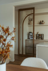 Maatwerk keuken met houten boogdeur-archidoors-Boogdeur,Boogdeur met glas,eiken,Eiken keuken,eikendesign,Houten binnendeur,Houten boogdeur,interieur design,Interieurproject,Keuken,Keuken inspiratie,Keuken op maat,Minimalistisch interieur,Totaalconcept-OBLY