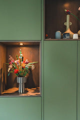 Maatwerk keuken met houten kasten en kookeiland-OBLY-HoutenKeuken,Inbouwkasten,InterieurOpMaat,Kookeiland,MaatwerkKeuken,ModerneKeuken,OpenKeuken-Maatwerk keuken met kookeiland en hout | Interieur-OBLY