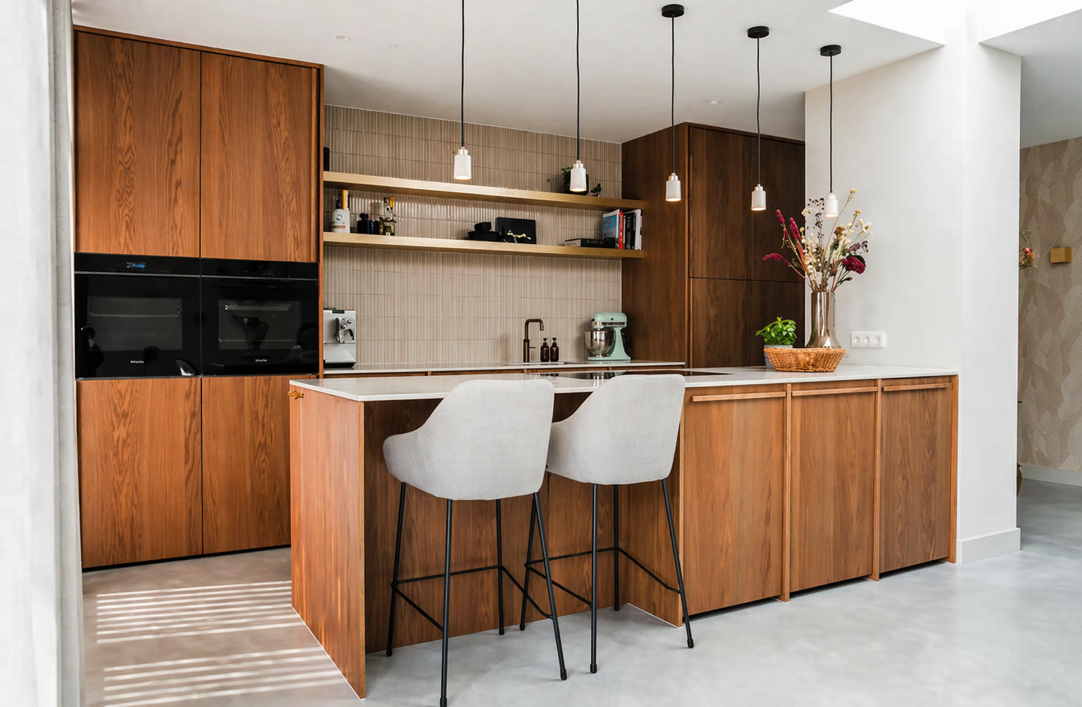 Maatwerk keuken met houten kasten en kookeiland-OBLY-HoutenKeuken,Inbouwkasten,InterieurOpMaat,Kookeiland,MaatwerkKeuken,ModerneKeuken,OpenKeuken-Maatwerk keuken met kookeiland en hout | Interieur-OBLY