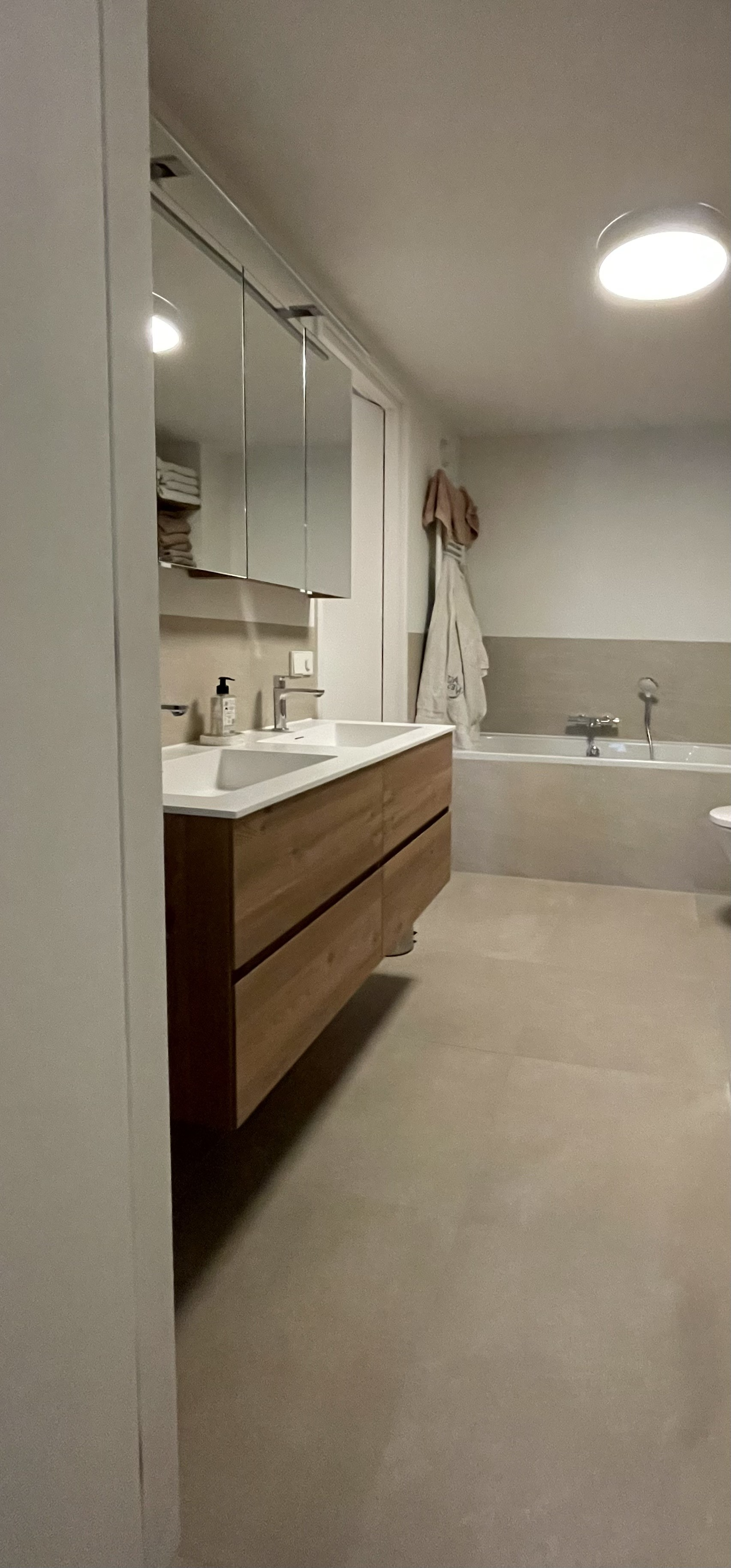 Maatwerk keuken met kookeiland-Lin design-appartement-interieur,appartement-renovatie,interieur-renovatie,keuken-verplaatsen,nieuwe-indeling-appartement,open-keuken,renovatie-keizersgracht,woning-verbouwing,woonkamer-interieur-extra slaapkamer en nieuwe indeling appartement-OBLY