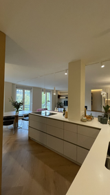 Maatwerk keuken met kookeiland-Lin design-appartement-interieur,appartement-renovatie,interieur-renovatie,keuken-verplaatsen,nieuwe-indeling-appartement,open-keuken,renovatie-keizersgracht,woning-verbouwing,woonkamer-interieur-extra slaapkamer en nieuwe indeling appartement-OBLY