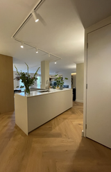 Maatwerk keuken met kookeiland-Lin design-appartement-interieur,appartement-renovatie,interieur-renovatie,keuken-verplaatsen,nieuwe-indeling-appartement,open-keuken,renovatie-keizersgracht,woning-verbouwing,woonkamer-interieur-extra slaapkamer en nieuwe indeling appartement-OBLY