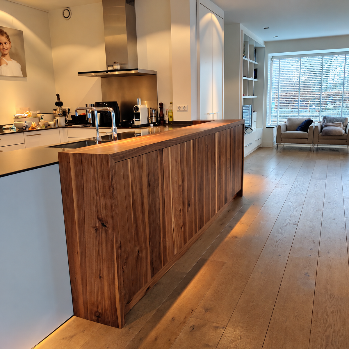 Maatwerk keuken met walnoothouten bar en witte kastenwand-klaverkasten-houten bar,jaren 30 woning,keuken met bar,maatwerk interieurbouw,maatwerk keuken,witte keuken-Maatwerk keuken met walnoothouten bar en witte kasten-OBLY