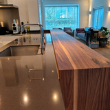 Maatwerk keuken met walnoothouten bar en witte kastenwand-klaverkasten-houten bar,keuken met bar,maatwerk interieurbouw,maatwerk keuken,witte keuken-Maatwerk keuken met walnoothouten bar en witte kasten-OBLY