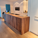 Maatwerk keuken met walnoothouten bar en witte kastenwand-klaverkasten-houten bar,keuken met bar,maatwerk interieurbouw,maatwerk keuken,witte keuken-Maatwerk keuken met walnoothouten bar en witte kasten-OBLY