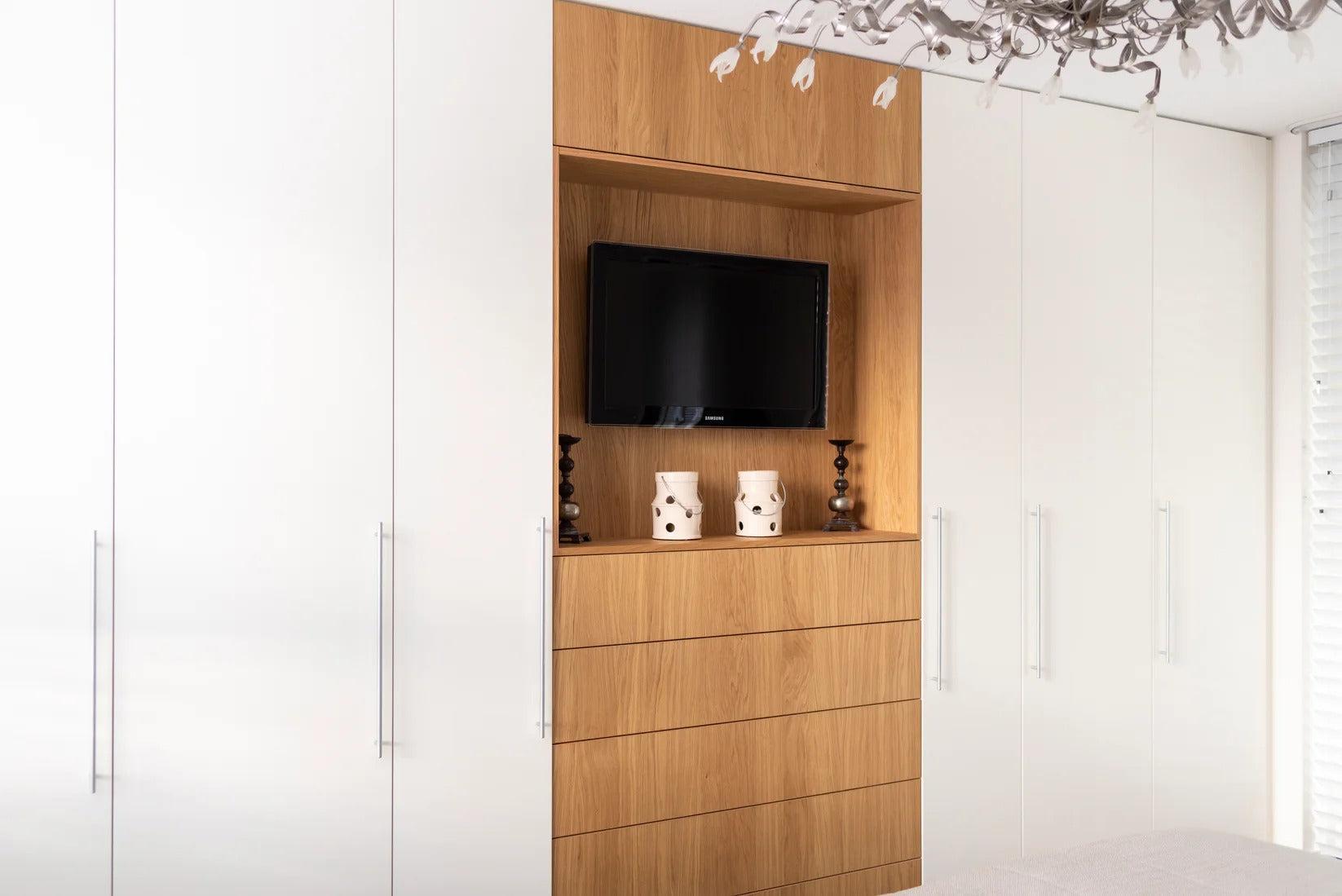Maatwerk kledingkast met geïntegreerde tv-nis-Perfekt Interieur-inbouwkast slaapkamer,kledingkast op maat,moderne kast,slaapkamer kast,tv nis kast-Maatwerk kledingkast met tv-nis-OBLY
