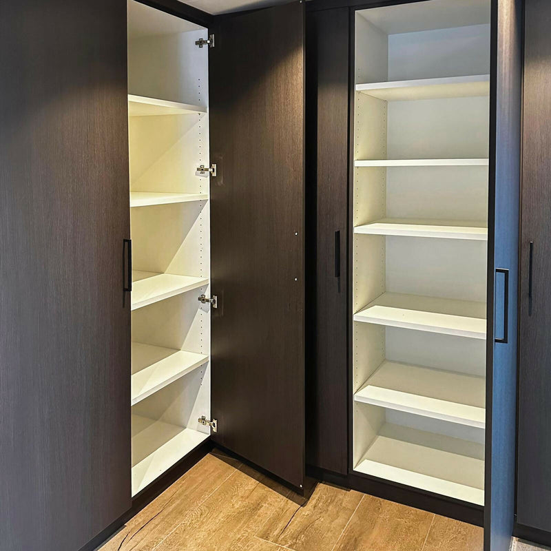 Maatwerk wasruimte met strakke kastenwand-BVDK maatwerk-Kastenwand,Maatwerk kasten,Wasruimte-Maatwerk Wasruimte met Kastenwand & Wasmachine-OBLY