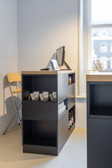 Maatwerk winkelinterieur met luxe presentatiekasten-Witteveen interieur architecten-commerciële inrichting,interieur voor winkel,luxe winkelontwerp,maatwerk winkelmeubilair,presentatiekasten,retail interieur,vitrinekast op maat,winkelinrichting op maat-Maatwerk Winkelinterieur met Luxe Presentatiekasten-OBLY