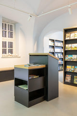 Maatwerk winkelinterieur met luxe presentatiekasten-Witteveen interieur architecten-commerciële inrichting,interieur voor winkel,luxe winkelontwerp,maatwerk winkelmeubilair,presentatiekasten,retail interieur,vitrinekast op maat,winkelinrichting op maat-Maatwerk Winkelinterieur met Luxe Presentatiekasten-OBLY