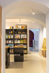 Maatwerk winkelinterieur met luxe presentatiekasten-Witteveen interieur architecten-commerciële inrichting,interieur voor winkel,luxe winkelontwerp,maatwerk winkelmeubilair,presentatiekasten,retail interieur,vitrinekast op maat,winkelinrichting op maat-Maatwerk Winkelinterieur met Luxe Presentatiekasten-OBLY