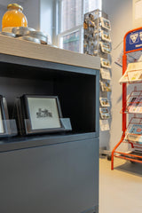 Maatwerk winkelinterieur met luxe presentatiekasten-Witteveen interieur architecten-commerciële inrichting,interieur voor winkel,luxe winkelontwerp,maatwerk winkelmeubilair,presentatiekasten,retail interieur,vitrinekast op maat,winkelinrichting op maat-Maatwerk Winkelinterieur met Luxe Presentatiekasten-OBLY