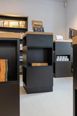 Maatwerk winkelinterieur met luxe presentatiekasten-Witteveen interieur architecten-commerciële inrichting,interieur voor winkel,luxe winkelontwerp,maatwerk winkelmeubilair,presentatiekasten,retail interieur,vitrinekast op maat,winkelinrichting op maat-Maatwerk Winkelinterieur met Luxe Presentatiekasten-OBLY