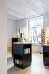 Maatwerk winkelinterieur met luxe presentatiekasten-Witteveen interieur architecten-commerciële inrichting,interieur voor winkel,luxe winkelontwerp,maatwerk winkelmeubilair,presentatiekasten,retail interieur,vitrinekast op maat,winkelinrichting op maat-Maatwerk Winkelinterieur met Luxe Presentatiekasten-OBLY