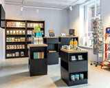 Maatwerk winkelinterieur met luxe presentatiekasten-Witteveen interieur architecten-commerciële inrichting,interieur voor winkel,luxe winkelontwerp,maatwerk winkelmeubilair,presentatiekasten,retail interieur,vitrinekast op maat,winkelinrichting op maat-Maatwerk Winkelinterieur met Luxe Presentatiekasten-OBLY
