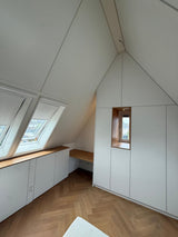 Maatwerk zolderkamer in Beusichem met kasten en bureau-WITTEVEEN MEUBEL & INTERIEURBOUW-Beusichem,ingebouwd bureau,knieschotkast,maatwerk zolderkast,zolderkamer-Maatwerk zolderkasten met bureau in Beusichem-OBLY