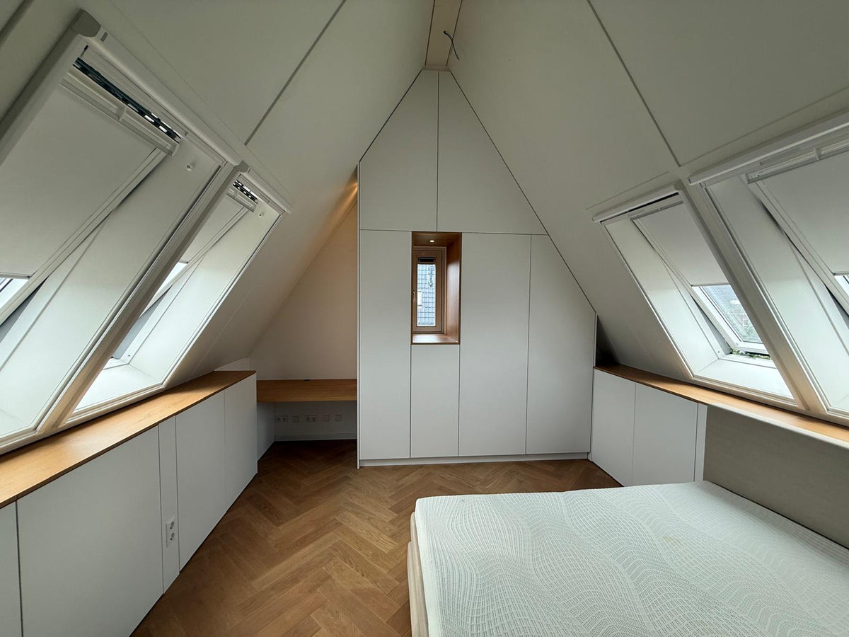 Maatwerk zolderkamer in Beusichem met kasten en bureau-WITTEVEEN MEUBEL & INTERIEURBOUW-Beusichem,ingebouwd bureau,knieschotkast,maatwerk zolderkast,zolderkamer-Maatwerk zolderkasten met bureau in Beusichem-OBLY