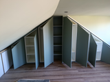 Maatwerk zolderkast met schuine wanden en strak design-woodendream-minimalistisch design,moderne interieuroplossing,schuine wand kast,slimme opbergruimte,zolderkast-Maatwerk zolderkast met schuine wand en modern design-OBLY