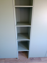 Maatwerk zolderkast met schuine wanden en strak design-woodendream-minimalistisch design,moderne interieuroplossing,schuine wand kast,slimme opbergruimte,zolderkast-Maatwerk zolderkast met schuine wand en modern design-OBLY