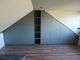 Maatwerk zolderkast met schuine wanden en strak design-woodendream-minimalistisch design,moderne interieuroplossing,schuine wand kast,slimme opbergruimte,zolderkast-Maatwerk zolderkast met schuine wand en modern design-OBLY
