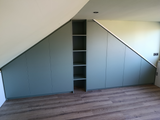 Maatwerk zolderkast met schuine wanden en strak design-woodendream-minimalistisch design,moderne interieuroplossing,schuine wand kast,slimme opbergruimte,zolderkast-Maatwerk zolderkast met schuine wand en modern design-OBLY