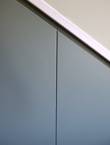 Maatwerk zolderkast met schuine wanden en strak design-woodendream-minimalistisch design,moderne interieuroplossing,schuine wand kast,slimme opbergruimte,zolderkast-Maatwerk zolderkast met schuine wand en modern design-OBLY