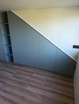 Maatwerk zolderkast met schuine wanden en strak design-woodendream-minimalistisch design,moderne interieuroplossing,schuine wand kast,slimme opbergruimte,zolderkast-Maatwerk zolderkast met schuine wand en modern design-OBLY