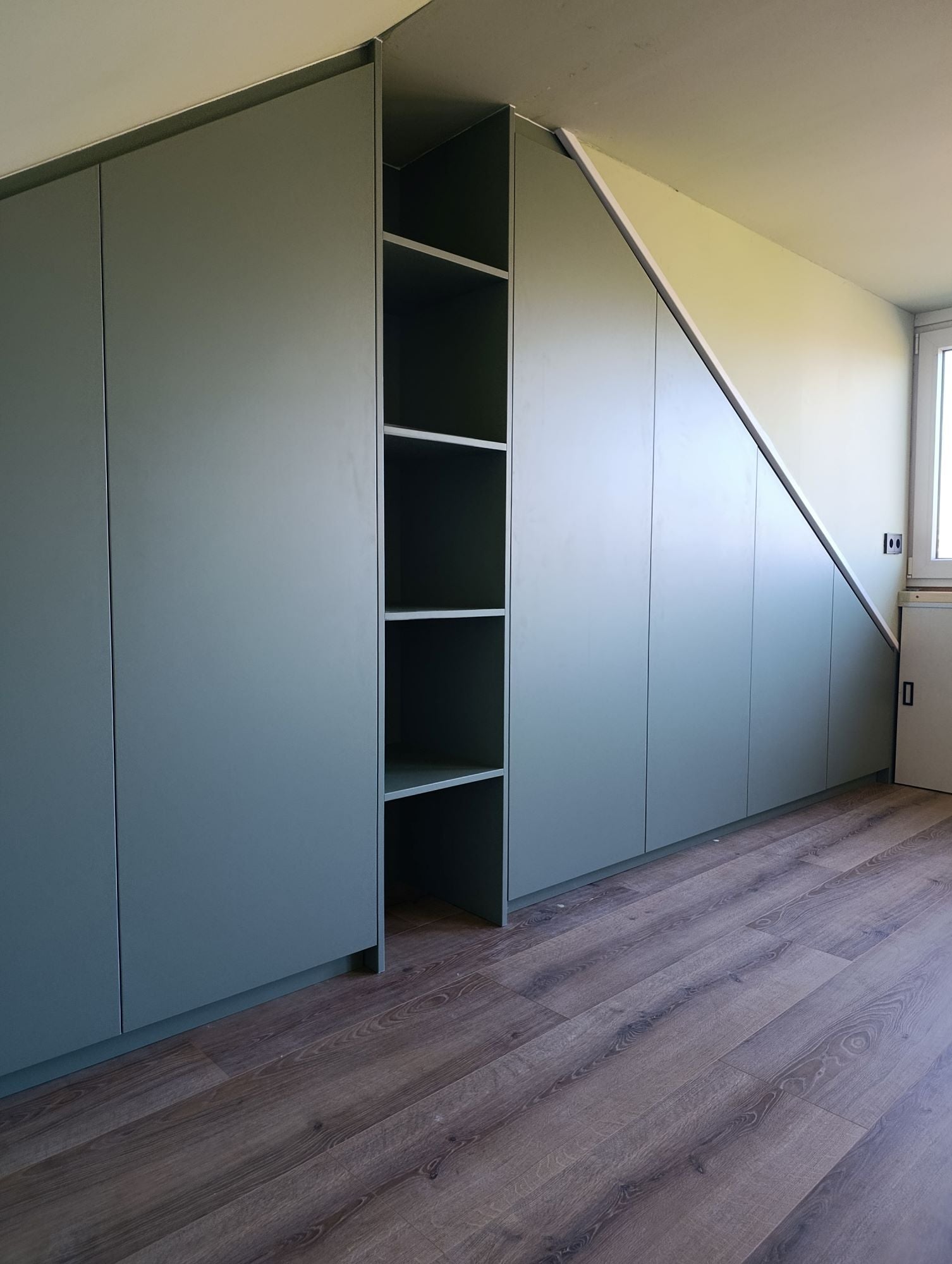 Maatwerk zolderkast met schuine wanden en strak design-woodendream-minimalistisch design,moderne interieuroplossing,schuine wand kast,slimme opbergruimte,zolderkast-Maatwerk zolderkast met schuine wand en modern design-OBLY