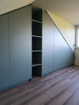 Maatwerk zolderkast met schuine wanden en strak design-woodendream-minimalistisch design,moderne interieuroplossing,schuine wand kast,slimme opbergruimte,zolderkast-Maatwerk zolderkast met schuine wand en modern design-OBLY