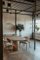 Massief eiken eettafel op maat met bijpassende stoelen en deur-Lijn M-Design eettafel,Eetkamer,Eetkamerstoelen,eettafel,Eiken eettafel op maat,Eiken meubel,Houten binnendeur,Houten eettafel,Interieur,Interieurontwerp,Interieurproject,Maatwerk,Maatwerk interieur,Massief eiken eettafel,Moderne eetkamer,Organische eettafel,stoelen,Woonkamer-Eiken maatwerk interieur | Tafel, stoelen en deur op maat-OBLY