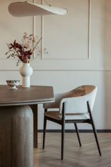 Massief eiken eettafel op maat met bijpassende stoelen en deur-Lijn M-Design eettafel,Eetkamer,Eetkamerstoelen,eettafel,Eiken eettafel op maat,Eiken meubel,Houten binnendeur,Houten eettafel,Interieur,Interieurontwerp,Interieurproject,Maatwerk,Maatwerk interieur,Massief eiken eettafel,Moderne eetkamer,Organische eettafel,stoelen,Woonkamer-Eiken maatwerk interieur | Tafel, stoelen en deur op maat-OBLY