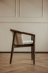 Massief eiken eettafel op maat met bijpassende stoelen en deur-Lijn M-Design eettafel,Eetkamer,Eetkamerstoelen,eettafel,Eiken eettafel op maat,Eiken meubel,Houten binnendeur,Houten eettafel,Interieur,Interieurontwerp,Interieurproject,Maatwerk,Maatwerk interieur,Massief eiken eettafel,Moderne eetkamer,Organische eettafel,stoelen,Woonkamer-Eiken maatwerk interieur | Tafel, stoelen en deur op maat-OBLY
