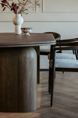 Massief eiken eettafel op maat met bijpassende stoelen en deur-Lijn M-Design eettafel,Eetkamer,Eetkamerstoelen,eettafel,Eiken eettafel op maat,Eiken meubel,Houten binnendeur,Houten eettafel,Interieur,Interieurontwerp,Interieurproject,Maatwerk,Maatwerk interieur,Massief eiken eettafel,Moderne eetkamer,Organische eettafel,stoelen,Woonkamer-Eiken maatwerk interieur | Tafel, stoelen en deur op maat-OBLY