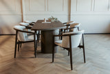 Massief eiken eettafel op maat met bijpassende stoelen en deur-Lijn M-Design eettafel,Eetkamer,Eetkamerstoelen,eettafel,Eiken eettafel op maat,Eiken meubel,Houten binnendeur,Houten eettafel,Interieur,Interieurontwerp,Interieurproject,Maatwerk,Maatwerk interieur,Massief eiken eettafel,Moderne eetkamer,Organische eettafel,stoelen,Woonkamer-Eiken maatwerk interieur | Tafel, stoelen en deur op maat-OBLY