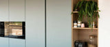 Milano keuken met fjordgroene kastenwand-Vloerenhuis Amsterdam-Keuken-Milano eiken fineer keuken met fjordgroene kastenwand-OBLY