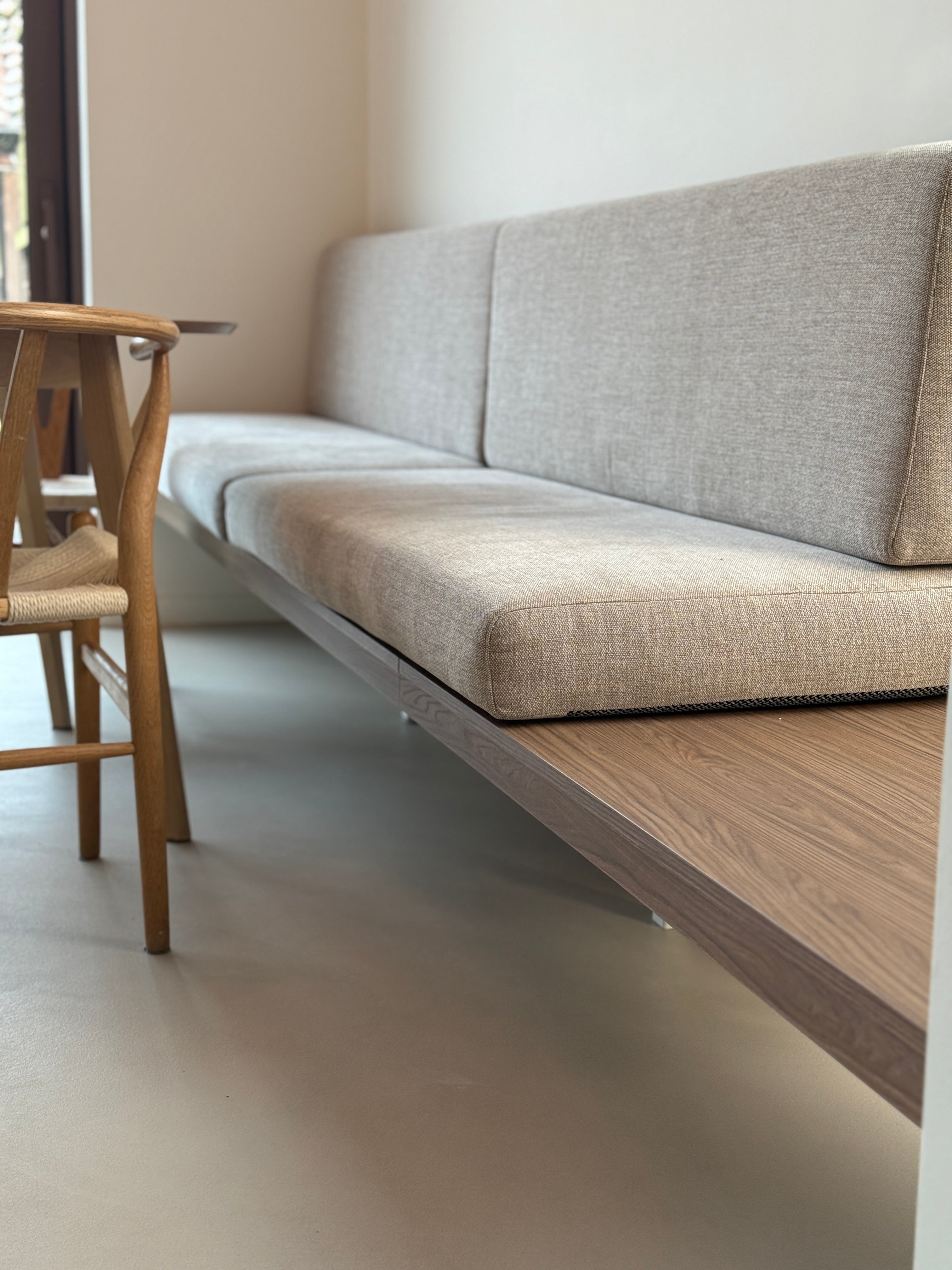 Minimal Sand kwartsiet gietvloer in warme beige tint Saint Louis | Wijchen-Berkers Vloeren-giervloer,gietvloer in keuken,japandi-Minimal Sand kwartsiet gietvloer Saint Louis in Wijchen-OBLY