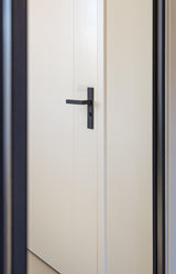 Minimalistische maatwerk keuken met stalen taatsdeur en zwevende trap-OBLY-design keuken,eiken trap,Greeploze keuken,iemms,Interieur inspiratie,Keuken,koffiecorner,Kookeiland,Maatwerk interieur,maatwerk keuken,moderne keuken,stalen taatsdeur,zwevende trap-Complete woningrenovatie met maatwerk keuken | Oudendorp-OBLY