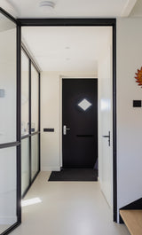 Minimalistische maatwerk keuken met stalen taatsdeur en zwevende trap-OBLY-design keuken,eiken trap,Greeploze keuken,iemms,Interieur inspiratie,Keuken,koffiecorner,Kookeiland,Maatwerk interieur,maatwerk keuken,moderne keuken,stalen taatsdeur,zwevende trap-Complete woningrenovatie met maatwerk keuken | Oudendorp-OBLY